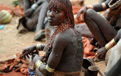 Mujer en un viaje a Etiopía en grupo